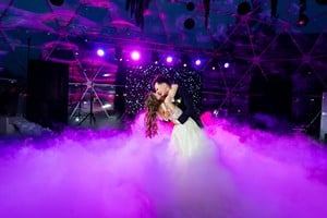 Danse de couple avec animation lumineuse et décoration festive